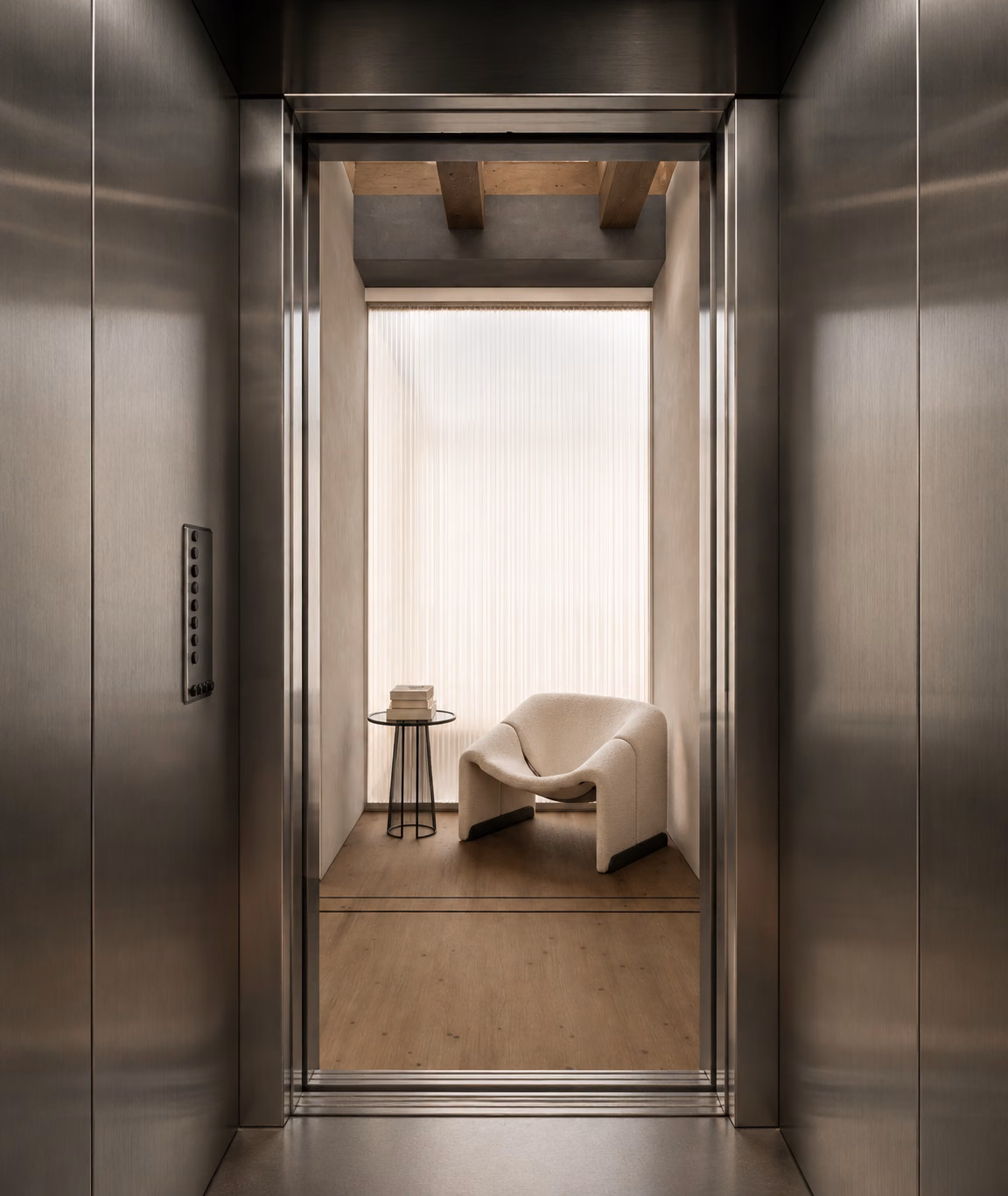 El elevador abre dentro del Penthouse